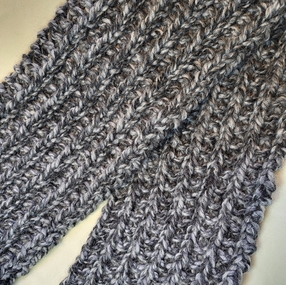 Hand Crafted chunky knit unisex charcoal gray ribbed scarf - Picture 6 of 6